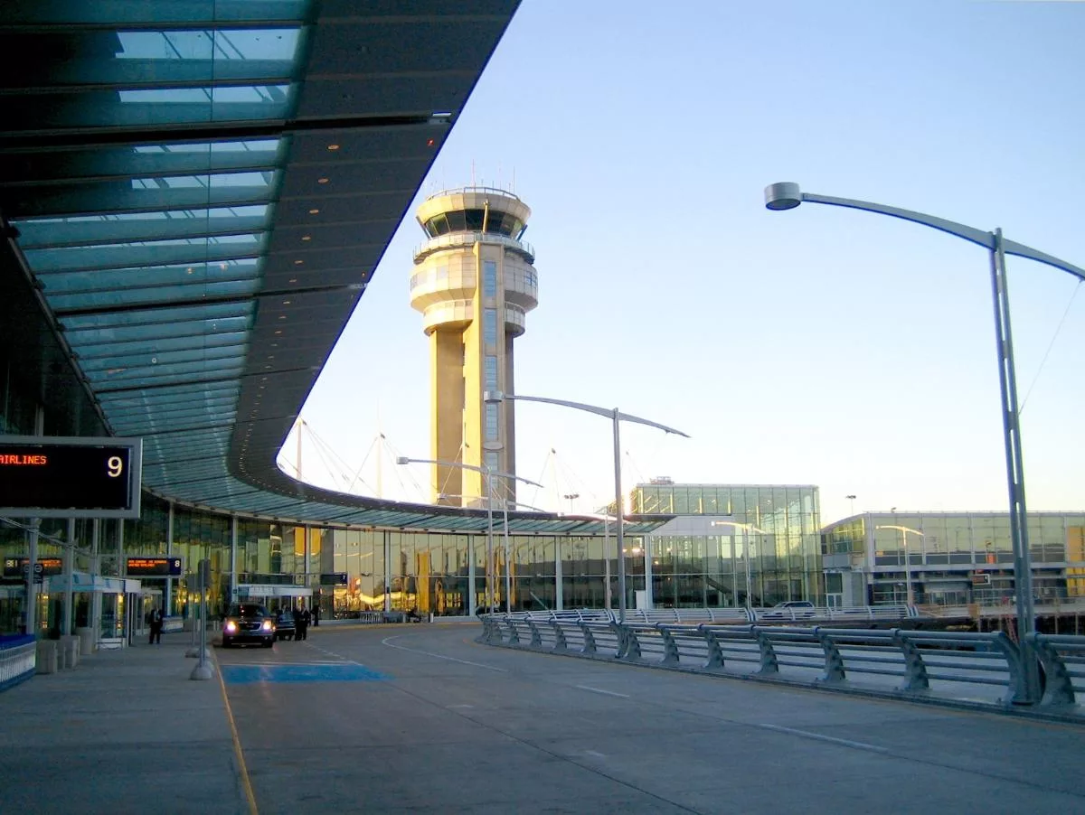 YUL.U.S._Departures.Sector.Control.Tower_.jpg