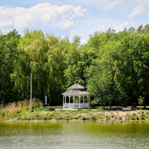 Gazebo et lac du Centenaire